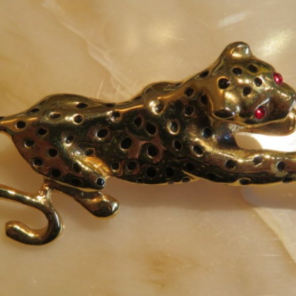 Vintage Gold Tone LEOPARD Brooch Red Rhinestone Eyes (F4) - Picture 6 of 6
